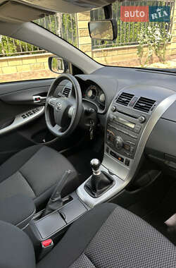 Седан Toyota Corolla 2010 в 