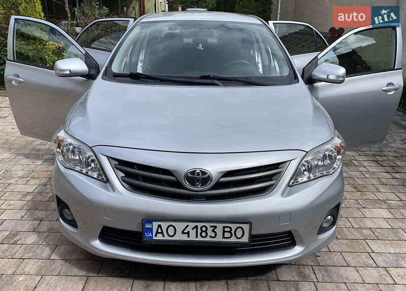 Седан Toyota Corolla 2011 в Ужгороді