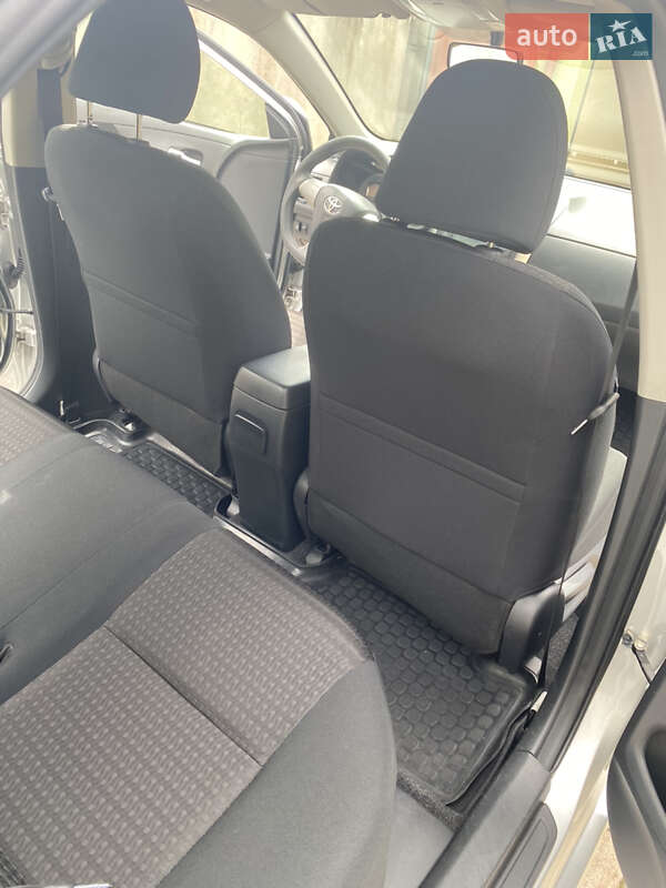 Седан Toyota Corolla 2011 в Ужгороді