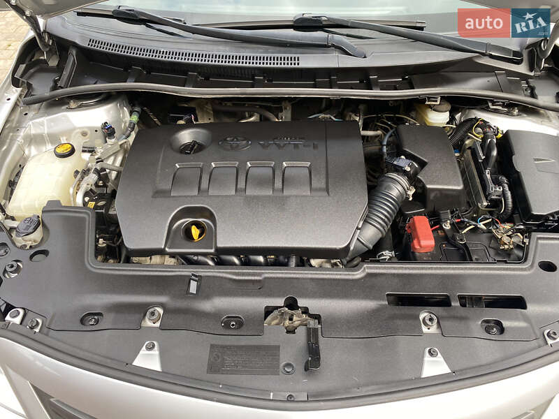 Седан Toyota Corolla 2011 в Ужгороді