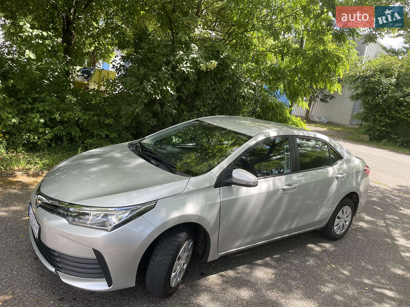 Седан Toyota Corolla 2017 в Умани