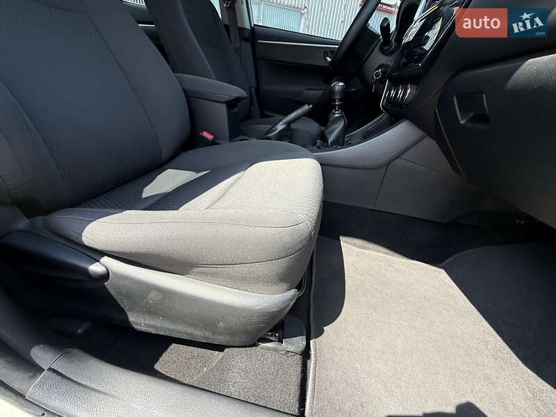 Седан Toyota Corolla 2017 в Киеве