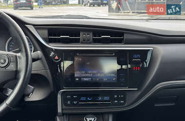 Седан Toyota Corolla 2018 в 