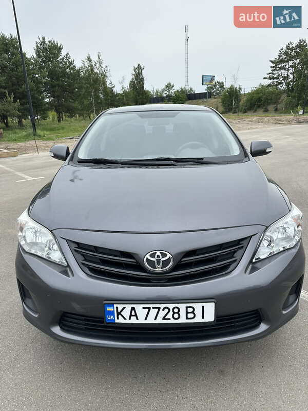 Седан Toyota Corolla 2013 в Киеве