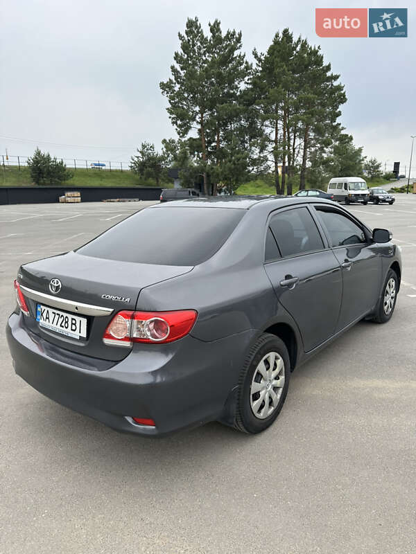 Седан Toyota Corolla 2013 в Киеве