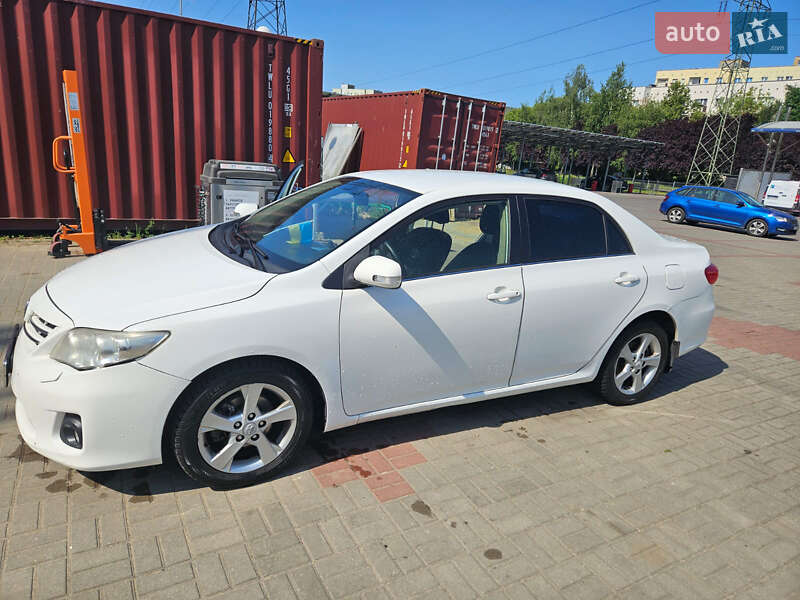 Седан Toyota Corolla 2013 в Желтых Водах