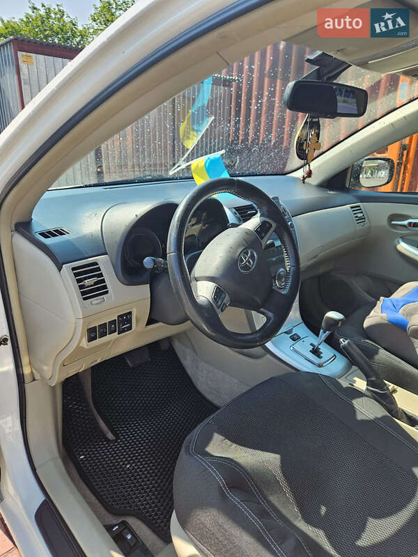 Седан Toyota Corolla 2013 в Желтых Водах