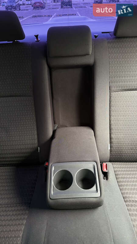 Седан Toyota Corolla 2010 в Днепре