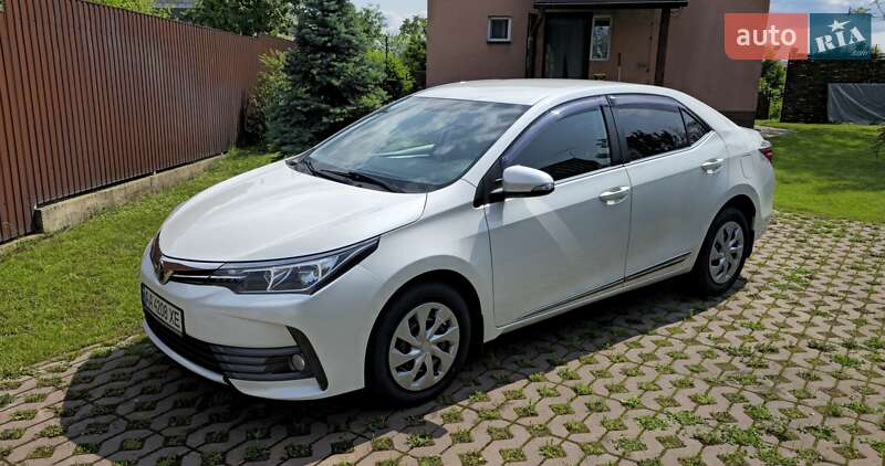 Седан Toyota Corolla 2016 в Киеве