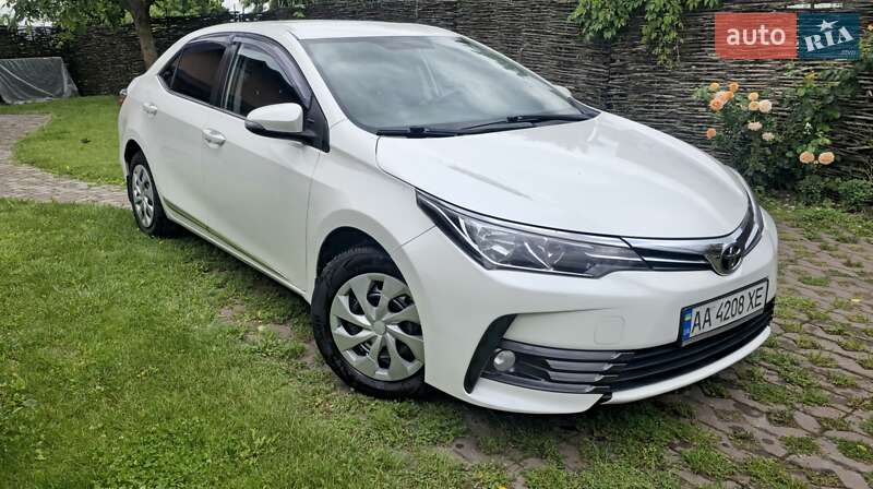 Седан Toyota Corolla 2016 в Киеве