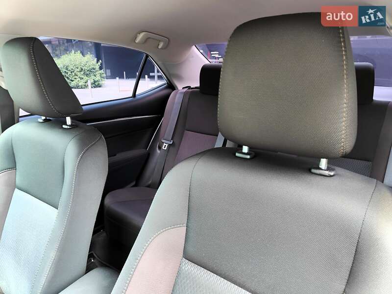 Седан Toyota Corolla 2019 в Киеве
