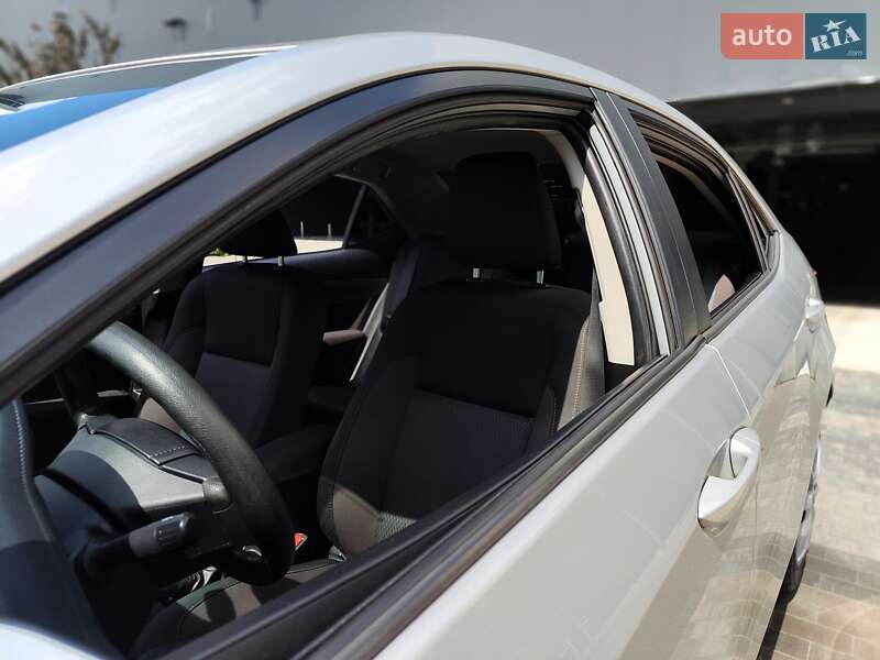 Седан Toyota Corolla 2019 в Киеве