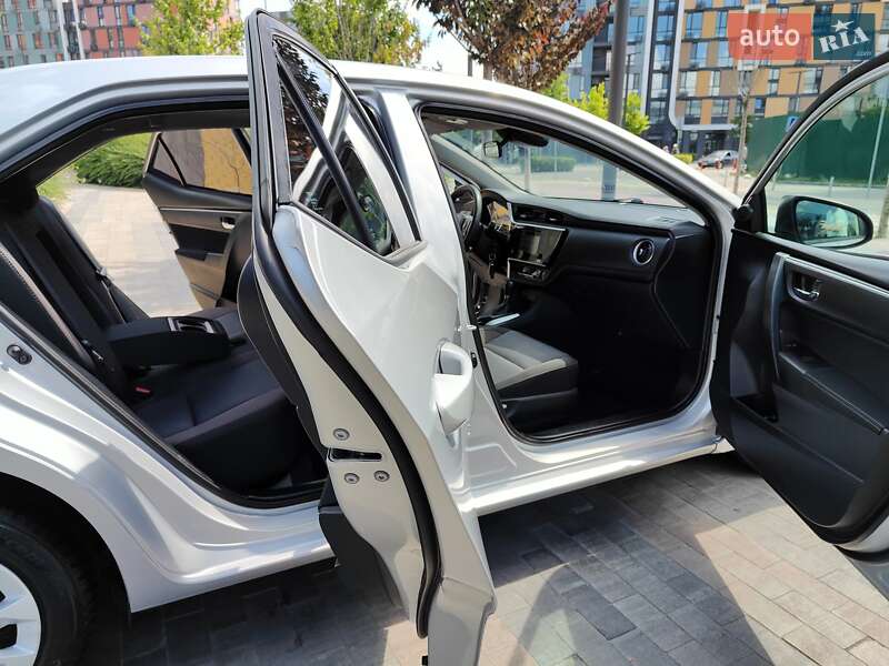 Седан Toyota Corolla 2019 в Киеве