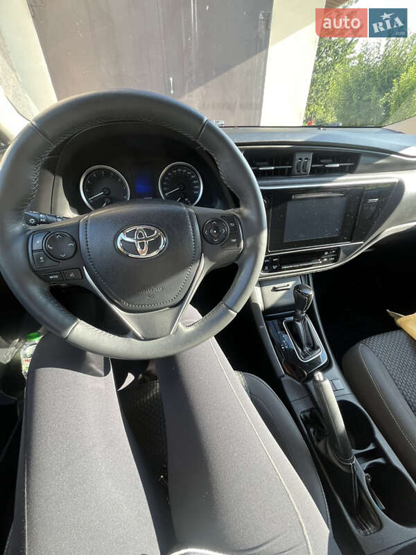 Седан Toyota Corolla 2016 в Жовкве