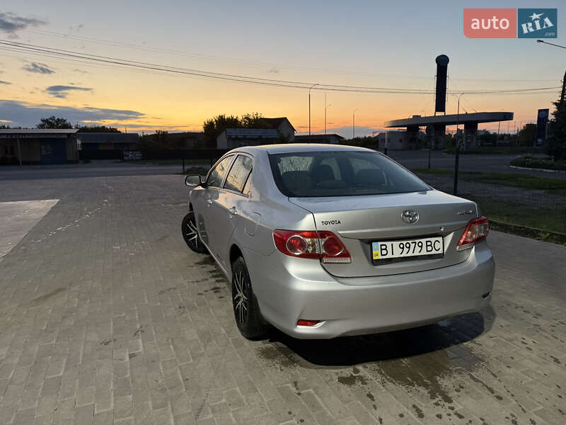 Седан Toyota Corolla 2010 в Миргороді