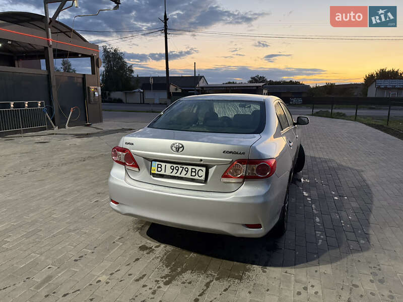 Седан Toyota Corolla 2010 в Миргороді