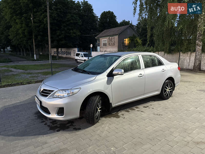 Седан Toyota Corolla 2010 в Миргороді