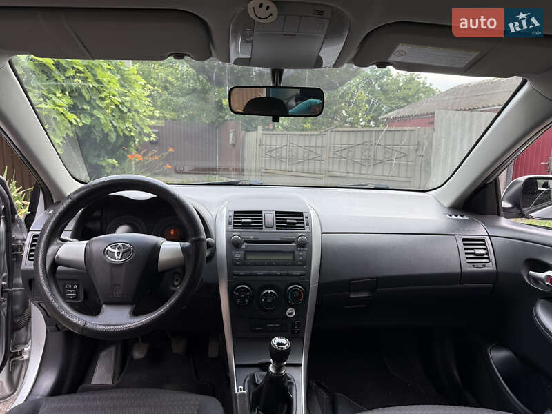 Седан Toyota Corolla 2010 в Миргороді