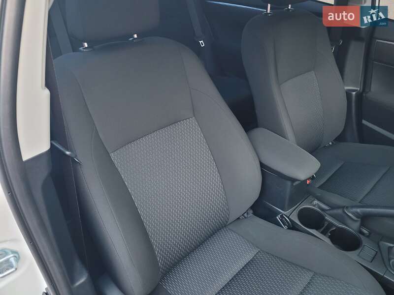 Седан Toyota Corolla 2014 в Миргороде