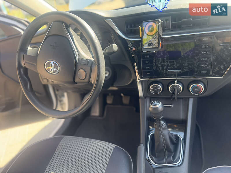 Седан Toyota Corolla 2017 в Черкасах