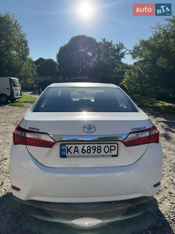 Седан Toyota Corolla 2015 в Путивле