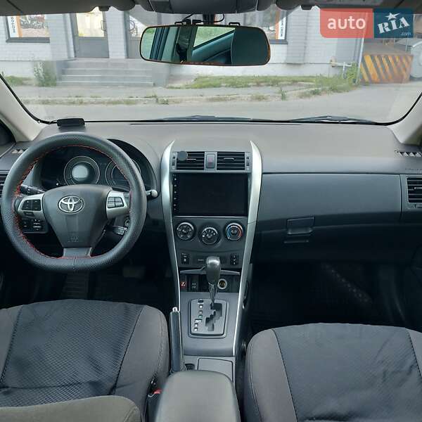 Седан Toyota Corolla 2013 в Чернигове