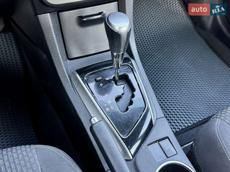 Седан Toyota Corolla 2013 в Харкові