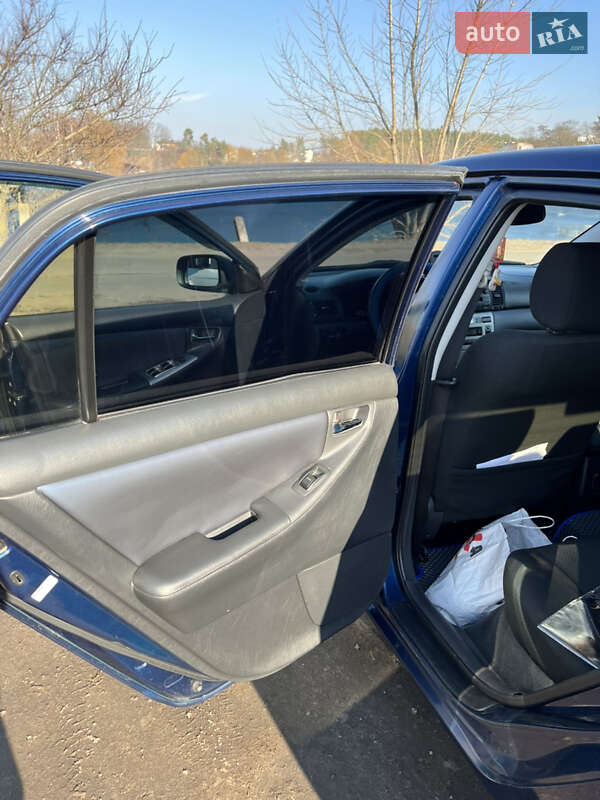 Хетчбек Toyota Corolla 2005 в Гатне