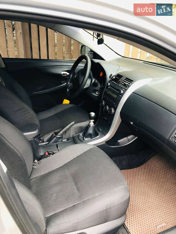 Седан Toyota Corolla 2010 в Славянске