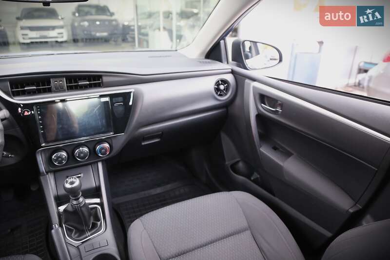 Седан Toyota Corolla 2016 в Киеве