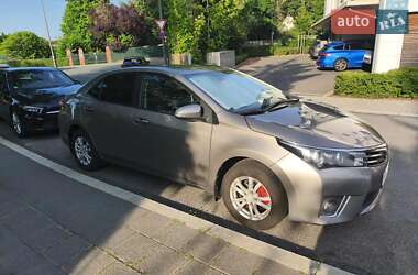 Седан Toyota Corolla 2013 в Зіньківі