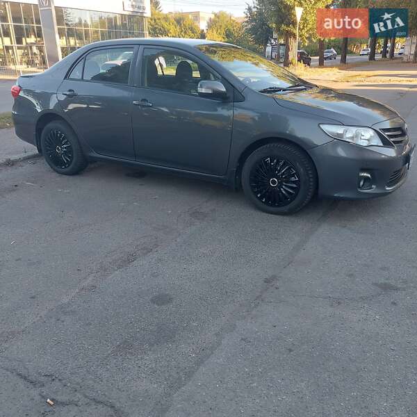 Седан Toyota Corolla 2013 в Чернигове