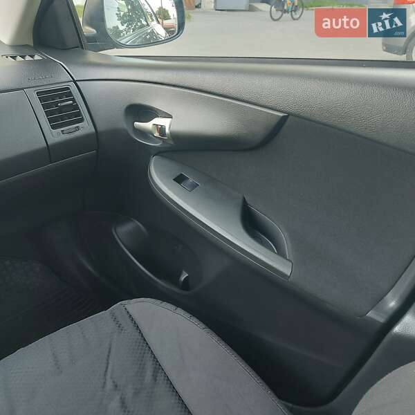 Седан Toyota Corolla 2013 в Чернигове