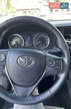 Седан Toyota Corolla 2017 в 