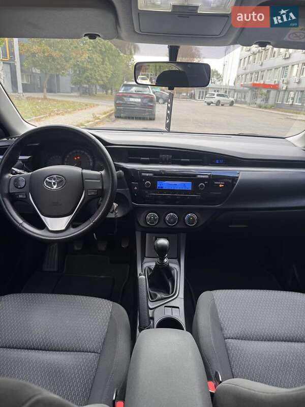 Седан Toyota Corolla 2015 в Дніпрі