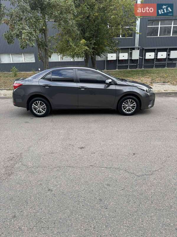 Седан Toyota Corolla 2015 в Дніпрі
