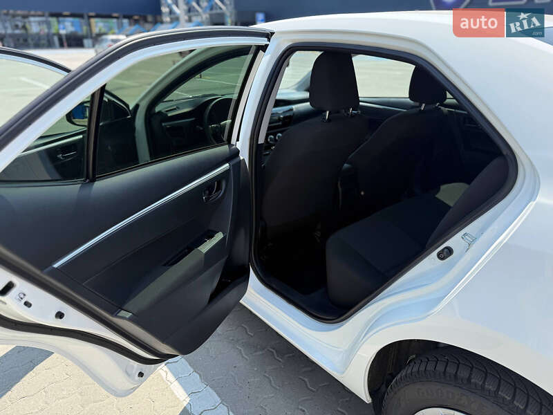 Седан Toyota Corolla 2015 в Івано-Франківську