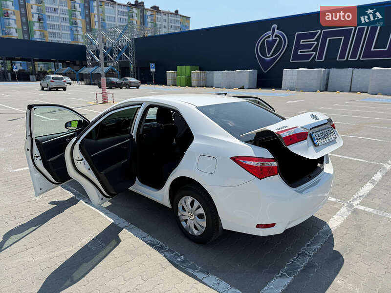 Седан Toyota Corolla 2015 в Івано-Франківську