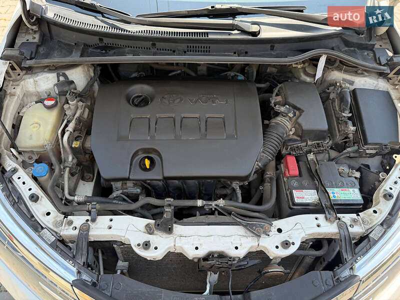 Седан Toyota Corolla 2015 в Івано-Франківську