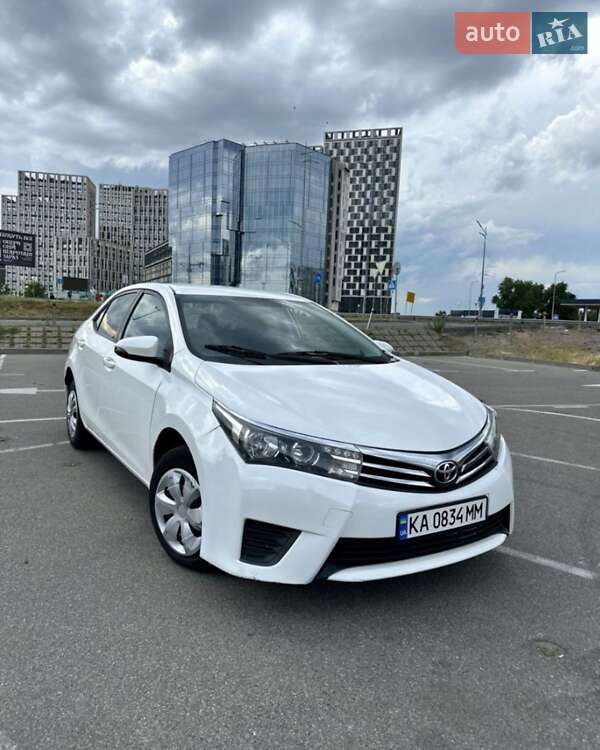Седан Toyota Corolla 2013 в Киеве