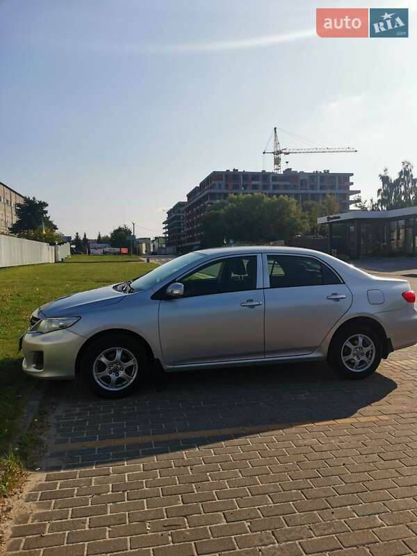 Седан Toyota Corolla 2011 в Львове