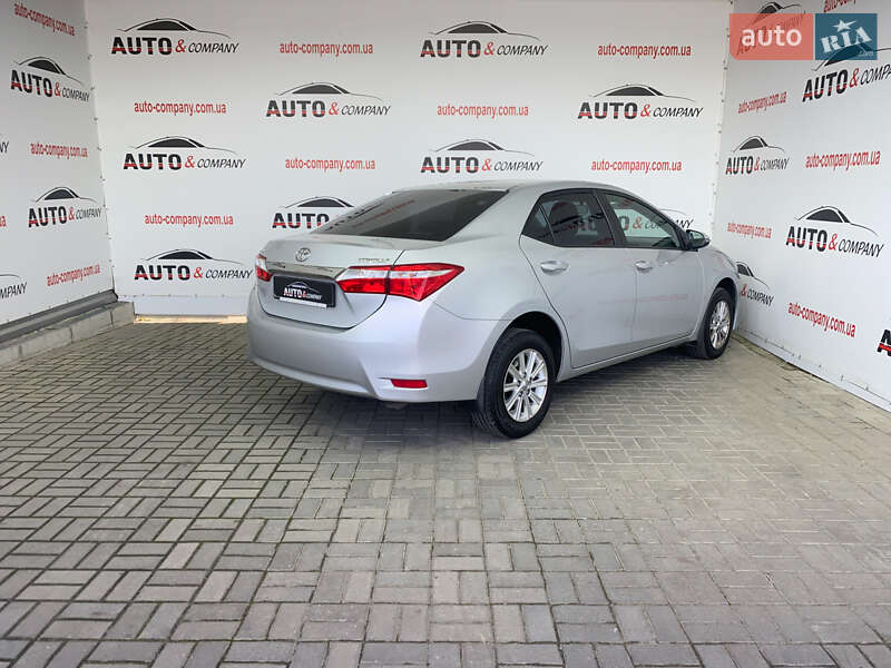 Седан Toyota Corolla 2015 в Львове