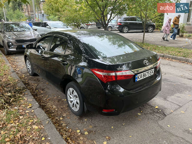 Седан Toyota Corolla 2015 в Ирпене