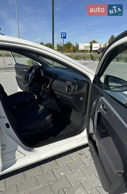 Хетчбек Toyota Corolla 2016 в  фото 17 Хетчбек Toyota Corolla 2016 в