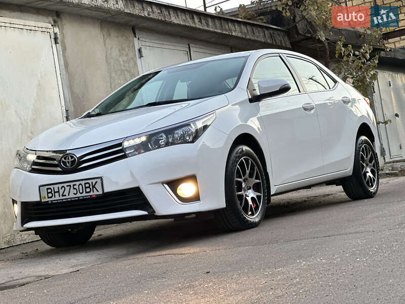 Седан Toyota Corolla 2015 в 