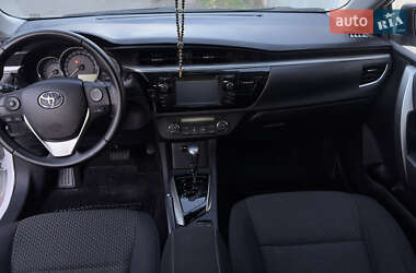 Седан Toyota Corolla 2015 в 