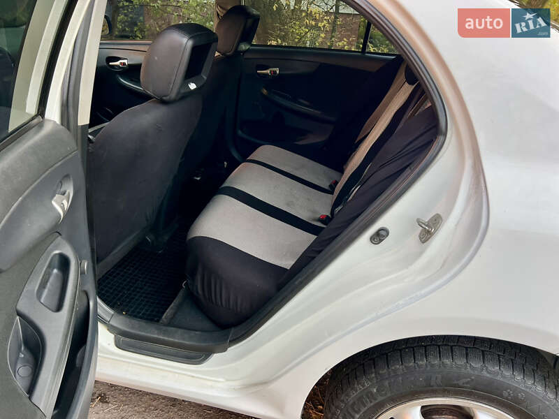 Седан Toyota Corolla 2012 в Львові