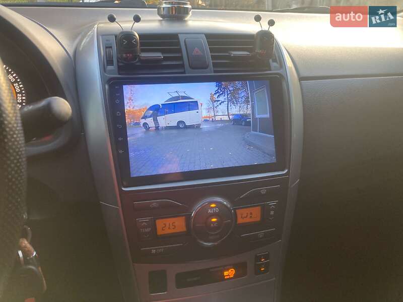 Седан Toyota Corolla 2010 в Львові