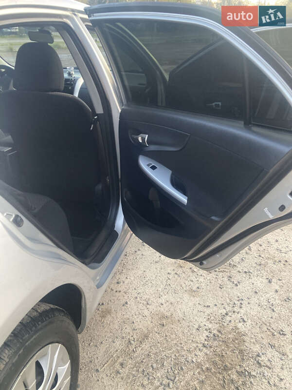 Седан Toyota Corolla 2010 в Львові