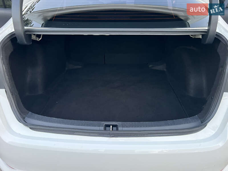 Седан Toyota Corolla 2019 в Киеве